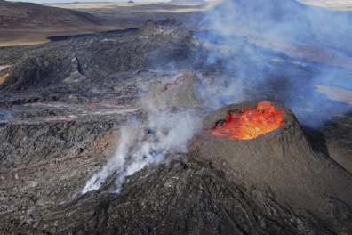 Jeunes cônes volcaniques en éruption - 0mn 41s